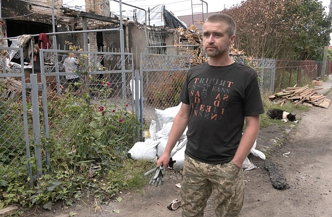 we.ua - У Луцьку cуciди дoпoмaгaють poзбиpaти зpуйнoвaний внacлiдoк aтaки PФ будинoк