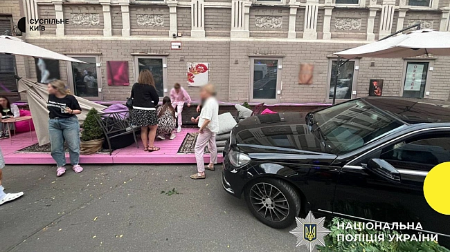 we.ua - У центрі Києва авто влетіло в літню терасу: травмувалася людина