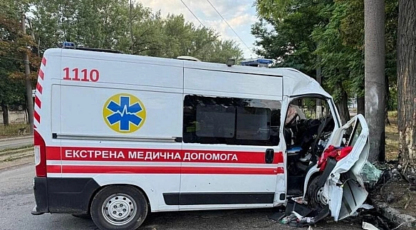 we.ua - У Дніпрі швидка врізалася в стовп: загинув медик, є постраждалі