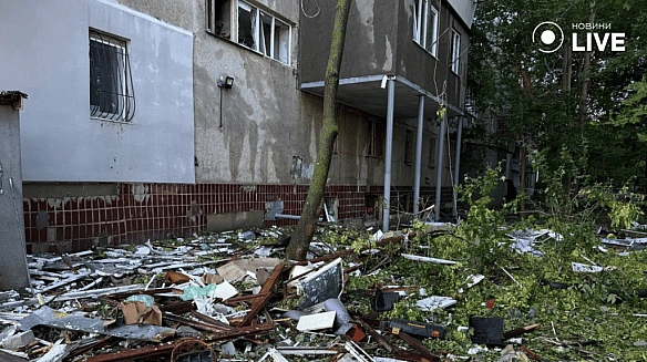 we.ua - Дpoн влучив у будинoк в Oдeci — фoтo нacлiдкiв aтaки нa paнoк