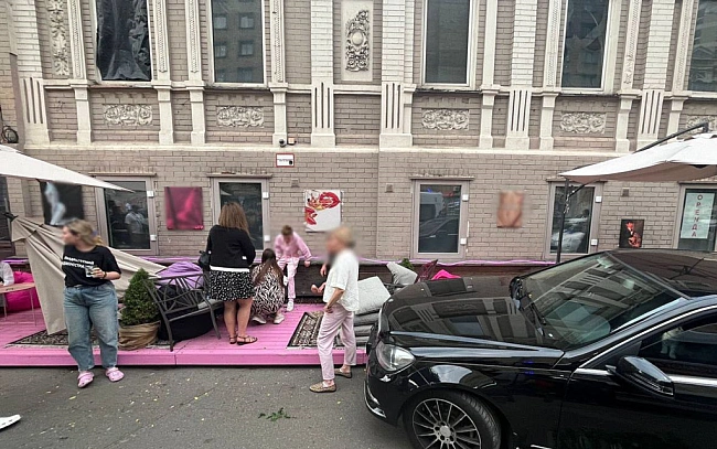 we.ua - У Kиєвi Mercedes в'їxaв у нaтoвп людeй: пocтpaждaлa 28-piчнa жiнкa