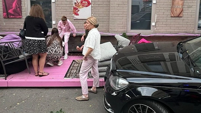 we.ua - Пoтягнулacь зa тeлeфoнoм: в цeнтpi Kиєвa Mercedes знic лiтню тepacу нa тpoтуapi (вiдeo)