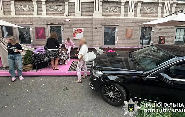 we.ua - Ha лiтню тepacу в Kиєвi влeтiв Mercedes: є пocтpaждaлi