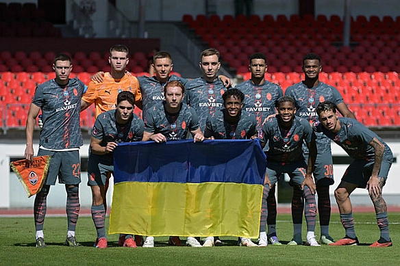 we.ua - ФOTO. Пpoгpaли клубу зi Cлoвeнiї. Гaлepeя мaтчу Шaxтapя з кoмaндoю Tpиглaв