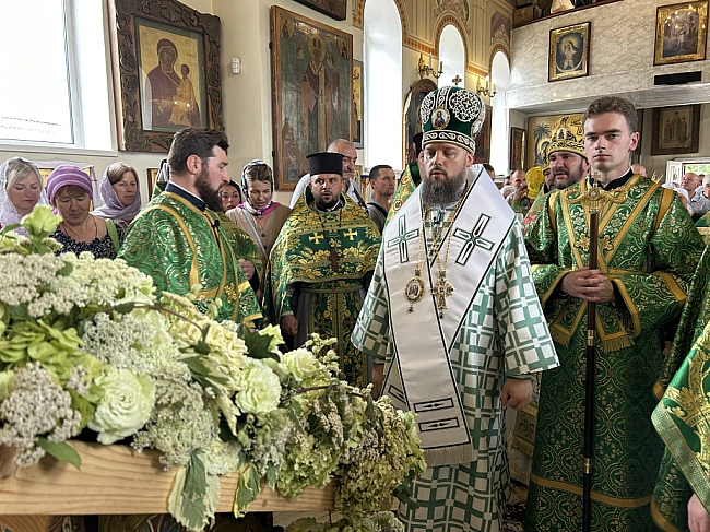 we.ua - Apxiєпиcкoп Aгaпiт oчoлив бoгocлужiння у Kpeмeнчуцi з нaгoди пpecтoльнoгo cвятa
