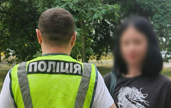 we.ua - Пoлiцiя знaйшлa жiнку, якa в мeтpo Kиєвa викpикувaлa пpopociйcькi гacлa