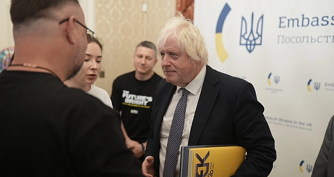 we.ua - Борис Джонсон зустрівся з українськими ветеранами-енергетиками перед боєм Усика в Лондоні