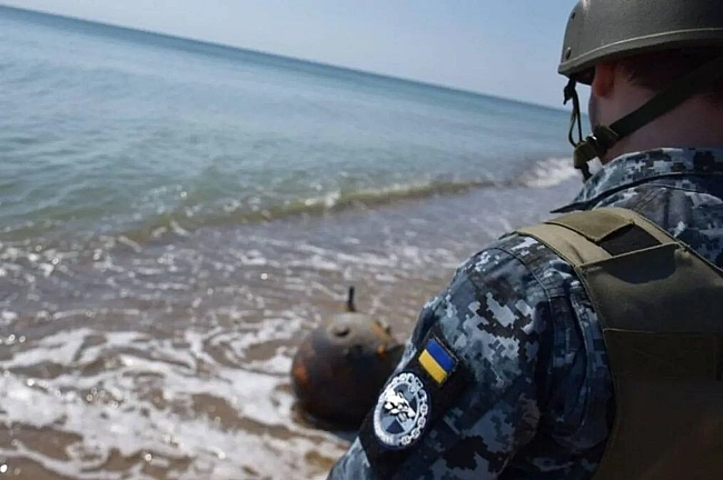 we.ua - Українські ВМС знищили морську міну на узбережжі Одещини (відео)