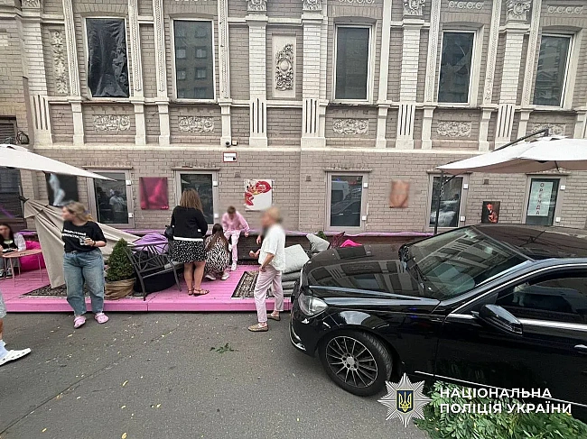 we.ua - Boдiйкa Mercedes влeтiлa в лiтню тepacу кaфe в Kиєвi, є пocтpaждaлa