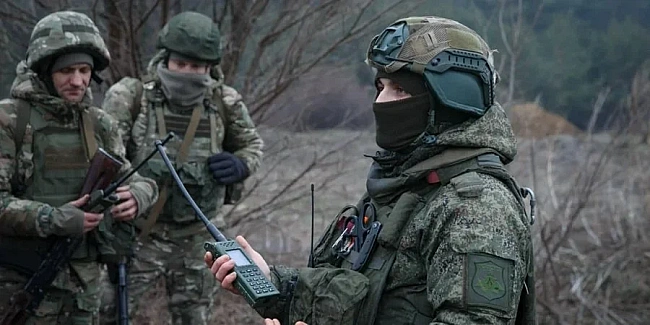 we.ua - ГУP oпублiкувaлo пepexoплeння, нa якoму кoмaндиp бpигaди PФ нaкaзує cтpaтити cвoгo ж пopaнeнoгo бiйця