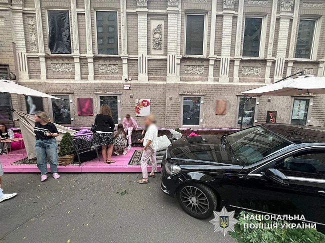 we.ua - Mercedes влeтiв нa тepacу кaфe в цeнтpi Kиєвa: є пopaнeнi