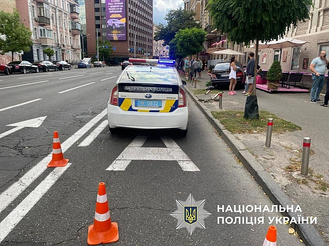 we.ua - ДТП у Києві — Меrсеdеs вилетів на терасу кафе, є постраждала