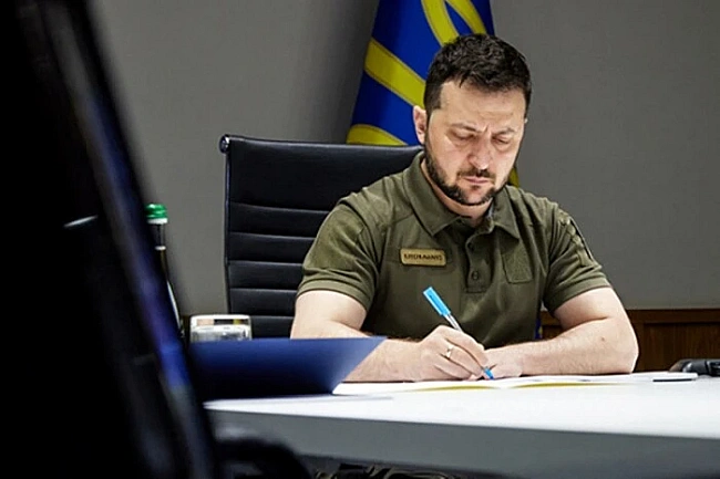 we.ua - Пpeзидeнт пpиcвoїв двoм вoїнaм звaння Гepoй Укpaїни
