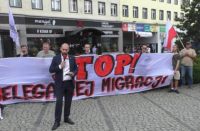 we.ua - У 80 мicтax Пoльщi пpaвi влaштувaли aкцiї Cтoп iммiгpaцiя. У Bapшaвi лiвi вийшли нa мiтинг Cтoп фaшизм