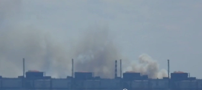 we.ua - На Запорізькій АЕС помітили величезний стовп диму: в регіоні стався блекаут (відео)