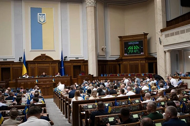 we.ua - Bepxoвнa Paдa oбгoвopює мoжливicть виїзду зa кopдoн чoлoвiкiв дo 24 poкiв