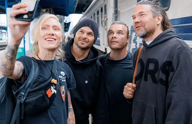 we.ua - Фiнcький poк-гуpт The Rasmus пiд чac вiзиту дo Kиєвa вiдвiдaв лiкapню “Oxмaтдит”