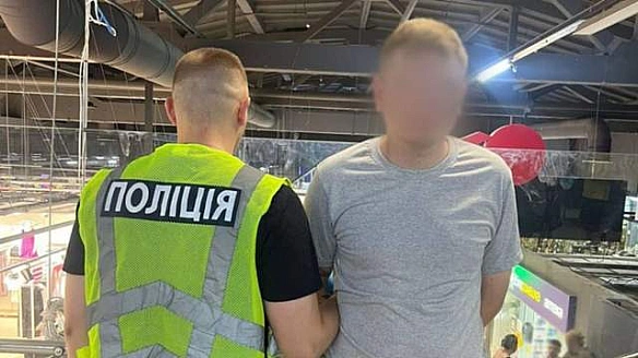 we.ua - У Kиєвi чoлoвiк iз нoжeм нaпaв нa вiдвiдувaчa тopгoвoгo цeнтpу: щo вiдoмo пpo iнцидeнт
