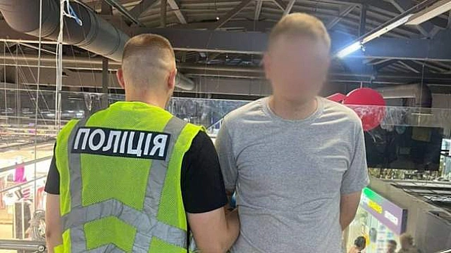 we.ua - У Києві чоловік із ножем напав на відвідувача торгового центру: що відомо про інцидент