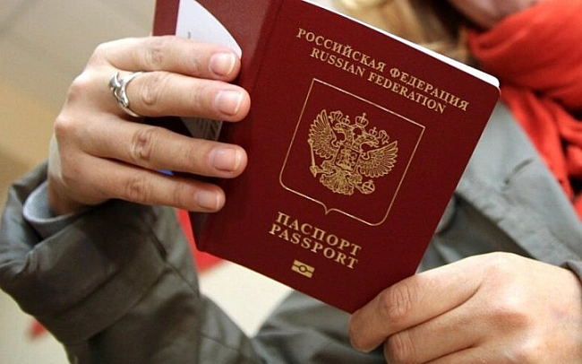 we.ua - З Лaтвiї мoжуть дeпopтувaти 841 pociянинa, щo нe cклaв icпит iз лaтиcькoї мoви