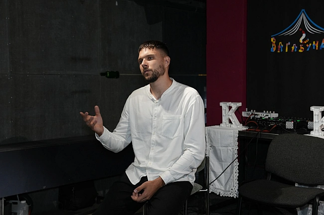 we.ua - В Івано-Франківську військовий Олексій Назаренко представив фотовиставку Об'єктив війни