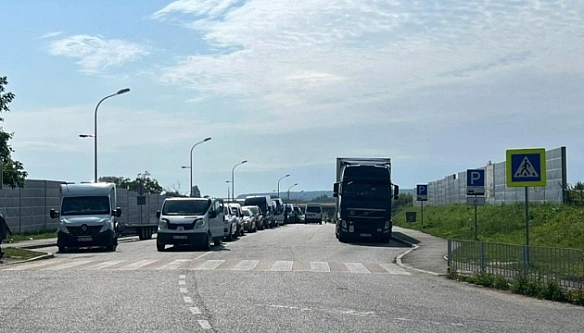 Прикордонники радять уникати перетину кордону у пункті пропуску «Устилуг» через накопичення автомобілів