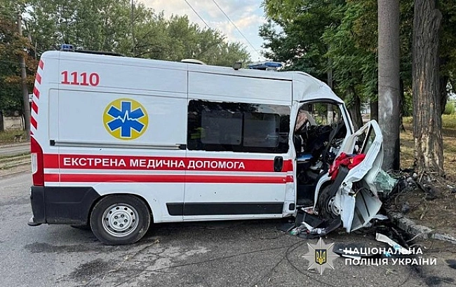 we.ua - У Дніпрі швидка врізалась у стовп, загинув медик