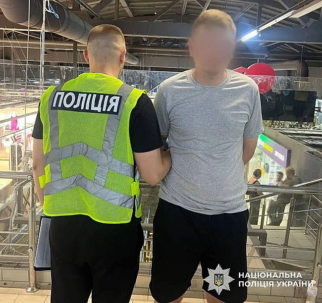 we.ua - У столичному ТРЦ чоловік з ножем поранив відвідувача: є поранений, нападника затримано