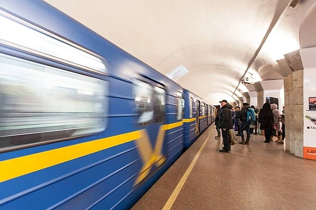 we.ua - Чоловік співав російською мовою у київському метро. Що вирішив суд