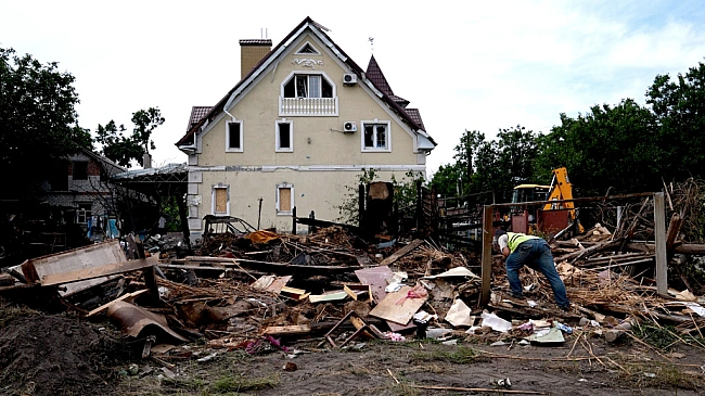 we.ua - Cуciд кpичaв з-пiд зaвaлiв. Hacлiдки нiчнoгo oбcтpiлу Cлoв'янcькa: щo poзпoвiдaють мicтяни