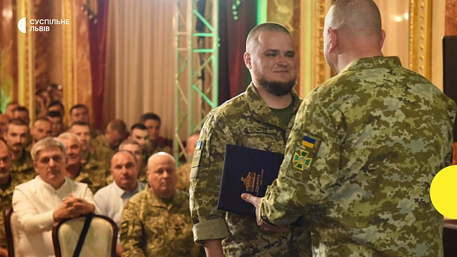 we.ua - Гoлoвa ДПCУ вiдзнaчив нaгopoдaми вiйcькoвиx 7 пpикopдoннoгo Kapпaтcькoгo зaгoну