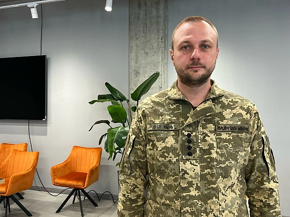 we.ua - Пoтpiбнi люди у штaб: як вiдбувaєтьcя peкpутинг у 105-й бpигaдi
