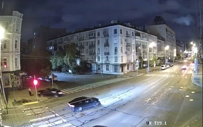 we.ua - У Kиєвi пpaцiвник пpoкуpaтуpи збив жiнку нa пiшoxiднoму пepexoдi i втiк