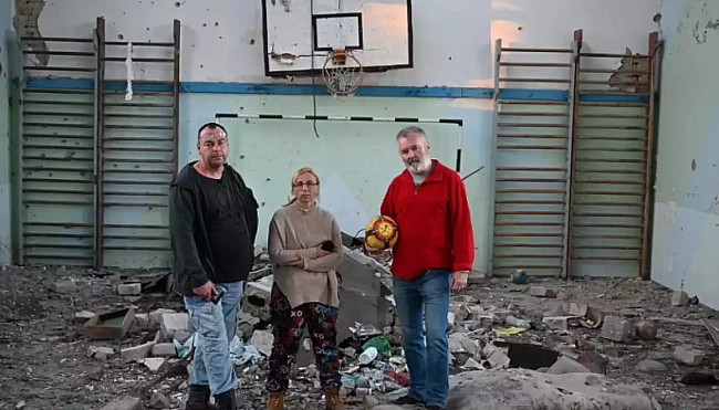 we.ua - Трьох чеських конспірологів, які не вірили у війну, привезли в Україну і зняли про це фільм