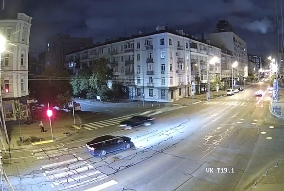 we.ua - У Києві працівник прокуратури врізався у пішохода на тротуарі та швидко втік із місця подій (відео)
