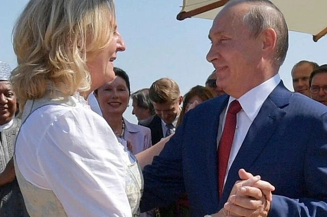 we.ua - Ексглава МЗС Австрії оселилася в Росії та ходить до церкви з котом