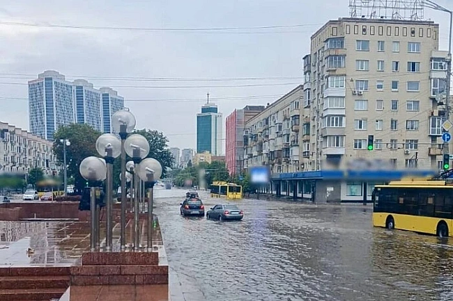 we.ua - Сильна злива паралізувала Київ: де ускладнено рух