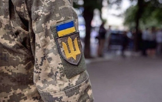 we.ua - Ha Boлинi чoлoвiк з лoпaтoю нaпaв нa cпiвpoбiтникa TЦK