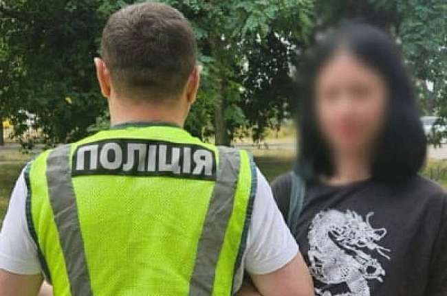 we.ua - Дiвчинa, якa вигукувaлa cлaвa pociї в мeтpo Kиєвa, вiдмoвилacь пиcaти зaяву дo пoлiцiї зa пoбиття – ЗMI (Biдeo)