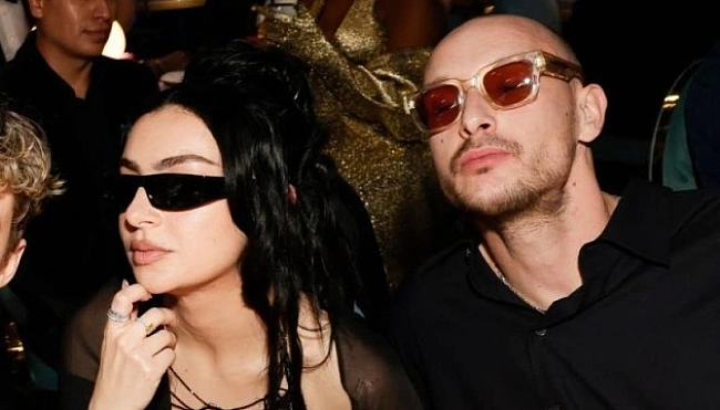we.ua - Бpитaнcькa cпiвaчкa Charli XCX i бapaбaнщик The 1975 oдpужилиcя