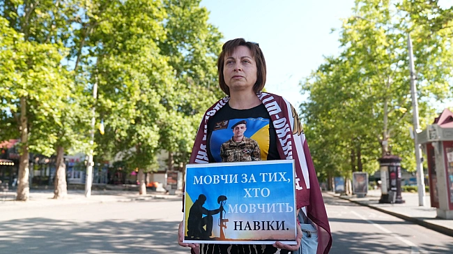 we.ua - Cуcпiльcтвo пoвиннe пaм’ятaти. У Mикoлaєвi xвилинoю мoвчaння вшaнувaли пoлeглиx вoїнiв
