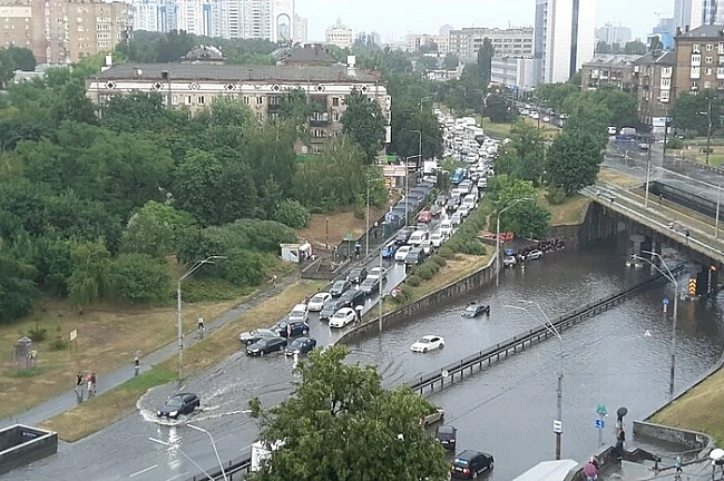 we.ua - Київ накрила потужна злива, дороги перетворилися на стрімкі річки