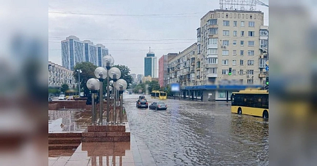 we.ua - Сильна злива «зупинила» дорожній рух в Києві: де було ускладнено пересування транспорту