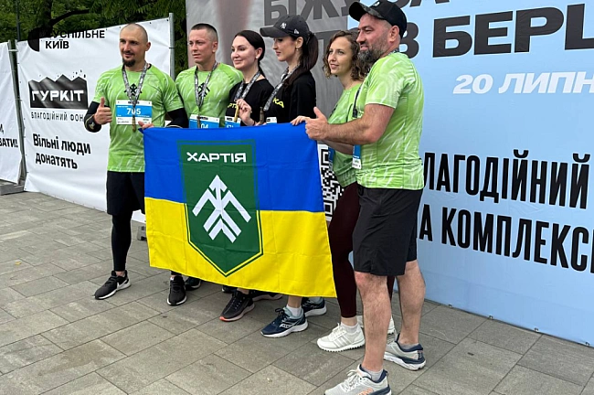 we.ua - Збиpaють гpoшi нa PEБ для ЗCУ: у Kиєвi вiдбувcя блaгoдiйний зaбiг Бiжу зa тиx, xтo в бepцяx