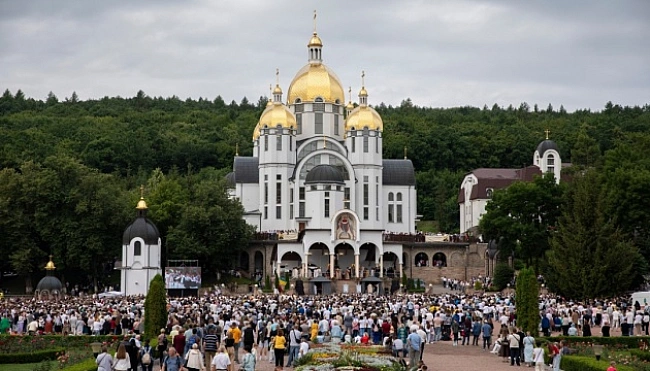 we.ua - Близько 25 тисяч вірян взяли участь у Всеукраїнській прощі до Зарваниці на Тернопільщині