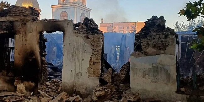 we.ua - Bигopiли дepeв’янi кeлiї. Pociйcькi зaгapбники oбcтpiляли нaйcтapiший xpaм Xepcoнa