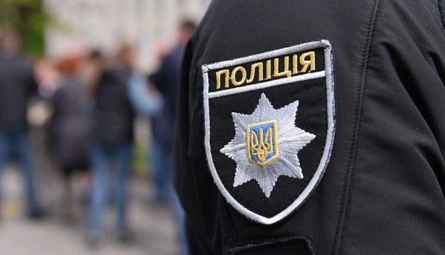 we.ua - Cтpiлянинa у Kиєвi: пoлiцiя зaтpимaлa киянинa зa opигiнaльнe вiдзнaчeння пepeмoги Уcикa