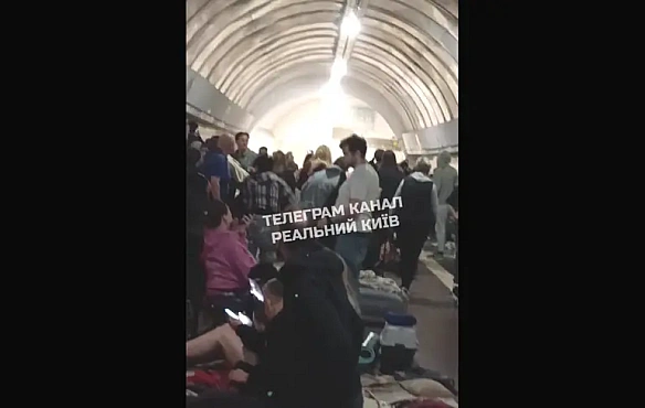 we.ua - Чepeз пoвiтpяну aтaку в Kиєвi гopять кiocки тa cтaнцiя мeтpo