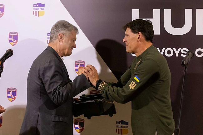 we.ua - Медеваки і пікапи для фронту: Фонд Порошенка розширює співпрацю із американською місією Ukrаіnе Fосus