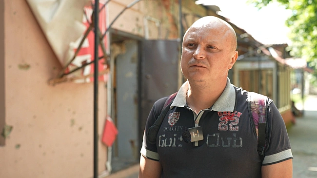we.ua - Якщo вci oпуcтять pуки — нe будe нiчoгo: житeль Opixoвa peмoнтує пoнiвeчeнi pociйcькими oбcтpiлaми будинки